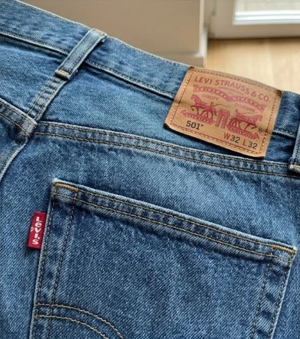 Bild zu Levi’s 501 Original Jeans W32 L32 mittelblau / used wash – sehr guter Zustand